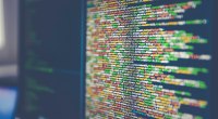 Líneas de código de programación en la pantalla de una computadora
