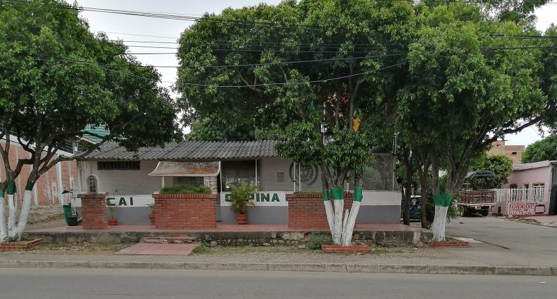 Centro de Atención Inmediata (CAI) de la Policía en Cúcuta, sobre una calle arbolada