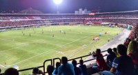 Hinchada y cancha del estadio General Santander de Cúcuta durante un partido de noche