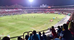 Hinchada y cancha del estadio General Santander de Cúcuta durante un partido de noche