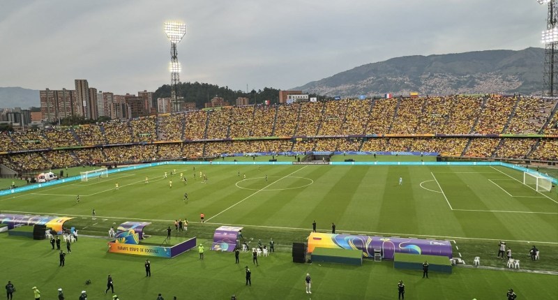 Vista general del estadio Atanasio Girardot de Medellín con la tribuna llena y el campo de juego