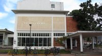 Fachada del Edificio Yu Takeuchi de la Universidad Nacional de Colombia, en Bogotá, con bicicletas estacionadas al frente