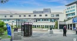 Fachada de la sede de la Fiscalía en Bogotá, con una caseta con el nombre de la entidad y la plaza en primer plano