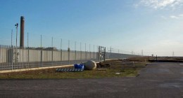 Tubería de gas natural licuado con válvulas y estructuras metálicas, en un terreno abierto