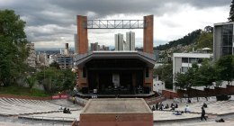 Escenario al aire libre del Teatro Media Torta en Bogotá, con gradas de piedra y la ciudad al fondo