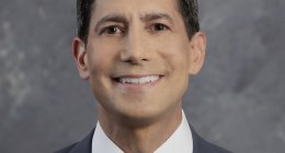 Retrato oficial de Kevin Warsh, presidente de la Reserva Federal de Estados Unidos, con traje oscuro y fondo claro