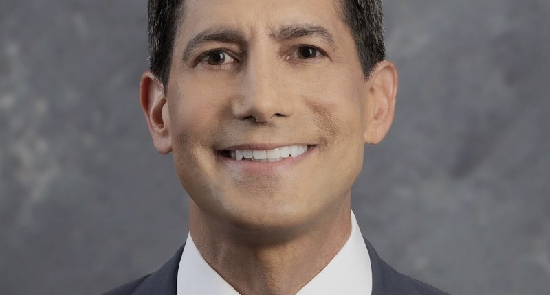 Retrato oficial de Kevin Warsh, presidente de la Reserva Federal de Estados Unidos, con traje oscuro y fondo claro