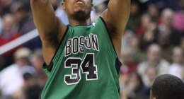 Paul Pierce lanzando al aro en un partido de baloncesto, con el uniforme de su equipo