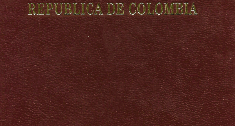 Portada azul de un pasaporte colombiano con el escudo nacional
