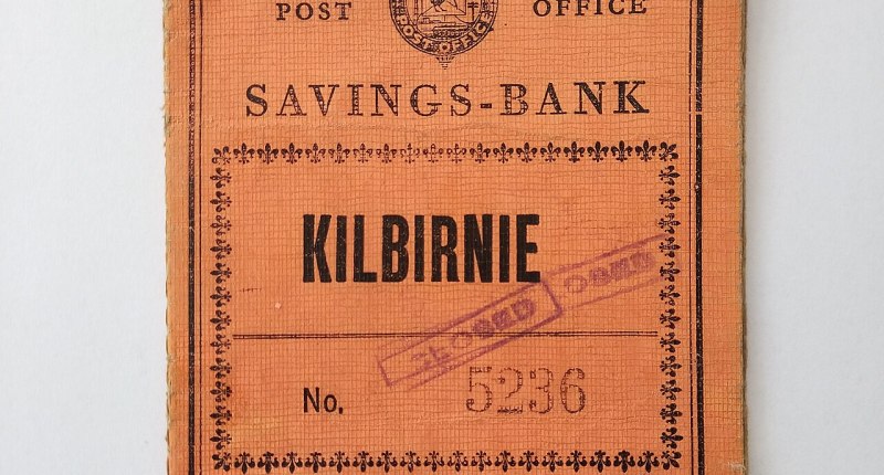 Libreta de ahorros naranja de un banco postal antiguo, sobre fondo blanco