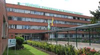 Fachada de ladrillo de la sede nacional del Instituto Colombiano de Bienestar Familiar, con la bandera de Colombia y la del ICBF