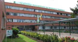 Fachada de ladrillo de la sede nacional del Instituto Colombiano de Bienestar Familiar, con la bandera de Colombia y la del ICBF