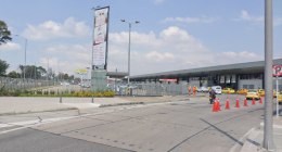 Fachada de la terminal del Aeropuerto El Dorado de Bogotá, con taxis amarillos y la zona de llegadas
