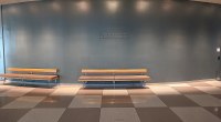 Pasillo vacío de la sede de la ONU en Nueva York, con bancas de madera y el letrero de la sala de conferencias 4