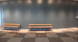 Pasillo vacío de la sede de la ONU en Nueva York, con bancas de madera y el letrero de la sala de conferencias 4