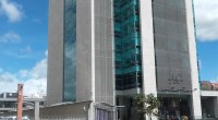 Edificio de la sede de la tienda de ropa Arturo Calle en Suba, Bogotá, con el logo de la marca en la fachada