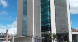 Edificio de la sede de la tienda de ropa Arturo Calle en Suba, Bogotá, con el logo de la marca en la fachada