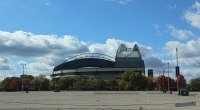 Exterior de American Family Field, el estadio de los Cerveceros de Milwaukee, con su techo curvo y cielo azul