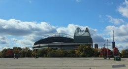 Exterior de American Family Field, el estadio de los Cerveceros de Milwaukee, con su techo curvo y cielo azul