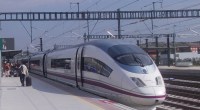Tren AVE de Renfe, de color plata y morado, en un andén de estación