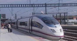 Tren AVE de Renfe, de color plata y morado, en un andén de estación