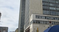 Edificio del Banco de la República en Bogotá, visto desde la calle, con gente caminando