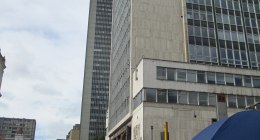 Edificio del Banco de la República en Bogotá, visto desde la calle, con gente caminando
