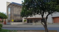 Sede del Banco de la República en Cúcuta, con fachada de vidrio y un árbol al frente