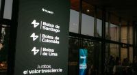 Pantalla en un evento con la nueva identidad de Bolsa de Colombia junto a Bolsa de Santiago y Bolsa de Lima, con el lema Juntos, el valor trasciende