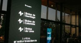 Pantalla en un evento con la nueva identidad de Bolsa de Colombia junto a Bolsa de Santiago y Bolsa de Lima, con el lema Juntos, el valor trasciende