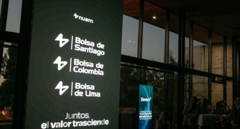 Pantalla en un evento con la nueva identidad de Bolsa de Colombia junto a Bolsa de Santiago y Bolsa de Lima, con el lema Juntos, el valor trasciende