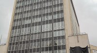 Fachada de la sede del Banco de la República en Bogotá, torre de vidrio con el nombre del banco en la base