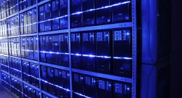 Pasillo de servidores de un centro de datos, con luces azules en los racks