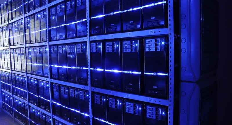 Pasillo de servidores de un centro de datos, con luces azules en los racks