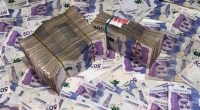 Fajos de billetes colombianos de 50.000 pesos, con las caras morada de los billetes sobre una mesa
