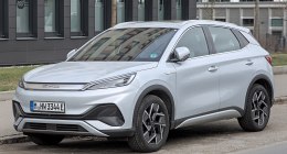 SUV eléctrico plateado BYD Atto 3, de frente y de lado, estacionado en la calle