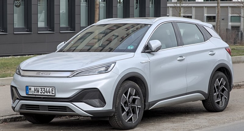 SUV eléctrico plateado BYD Atto 3, de frente y de lado, estacionado en la calle