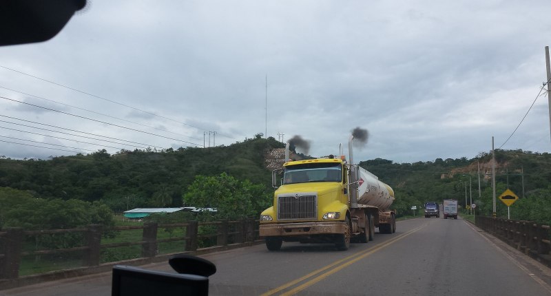 Camión cisterna amarillo circulando por una carretera de los Llanos colombianos