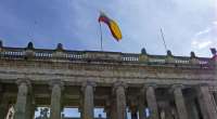 Columnas del Capitolio Nacional, sede del Congreso, con la bandera de Colombia