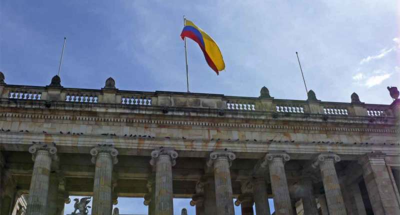 Columnas del Capitolio Nacional, sede del Congreso, con la bandera de Colombia