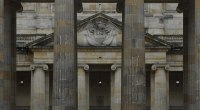 Columnas y frontón de la fachada del Capitolio Nacional en Bogotá, con la estatua de Santander al centro