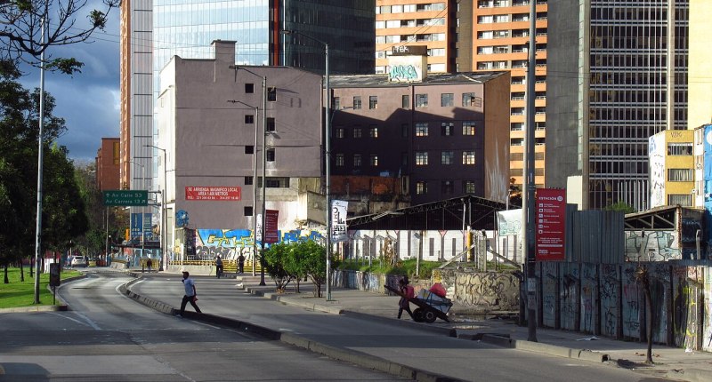 Avenida Caracas en Bogotá, con la calzada vacía, edificios altos y un letrero de estación