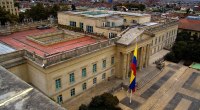 Vista aérea del Palacio de Nariño, sede de la Presidencia en Bogotá, con la bandera de Colombia