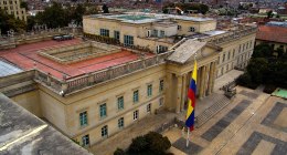 Vista aérea del Palacio de Nariño, sede de la Presidencia en Bogotá, con la bandera de Colombia