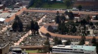 Vista panorámica aérea del Cementerio Central de Bogotá, con sus bóvedas, muros y tejados de tejas