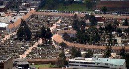Vista panorámica aérea del Cementerio Central de Bogotá, con sus bóvedas, muros y tejados de tejas