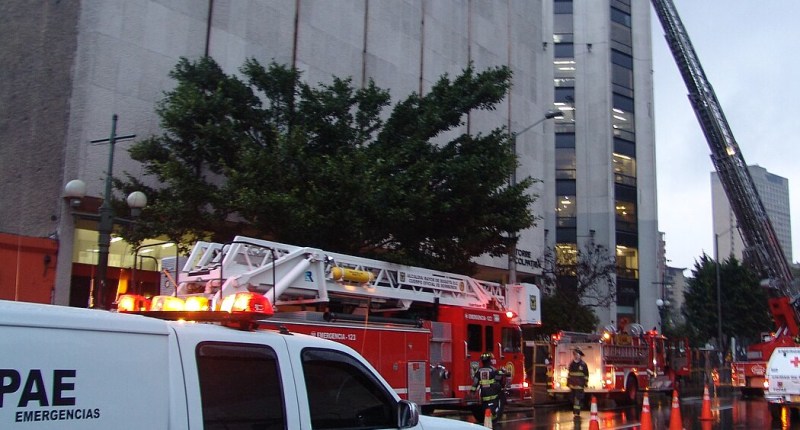 Bomberos, camiones de escalera y ambulancias de Bogotá durante un simulacro de rescate frente a la Torre Colpatria, en el centro de la ciudad