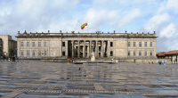 Fachada del Capitolio Nacional, sede del Congreso de la República en Bogotá, con la bandera de Colombia sobre el techo