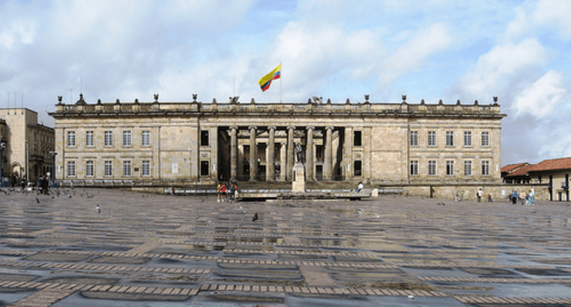 Fachada del Capitolio Nacional, sede del Congreso de la República en Bogotá, con la bandera de Colombia sobre el techo