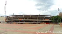 Estadio General Santander de Cúcuta, fachada de la tribuna con la plaza vacía en primer plano